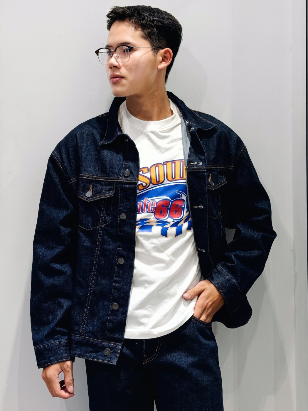 Áo khoác denim xanh đậm phối áo thun in hình, Ben & Tod Quy Nhơn