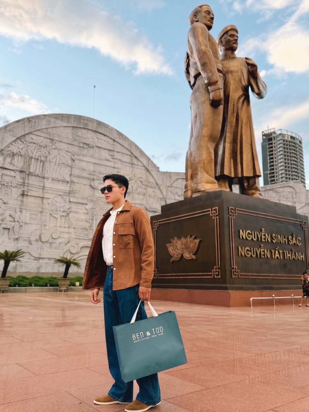 Áo khoác màu nâu phối sơ mi trắng và quần jeans, mẫu Ben & Tod chụp tại Quy Nhơn