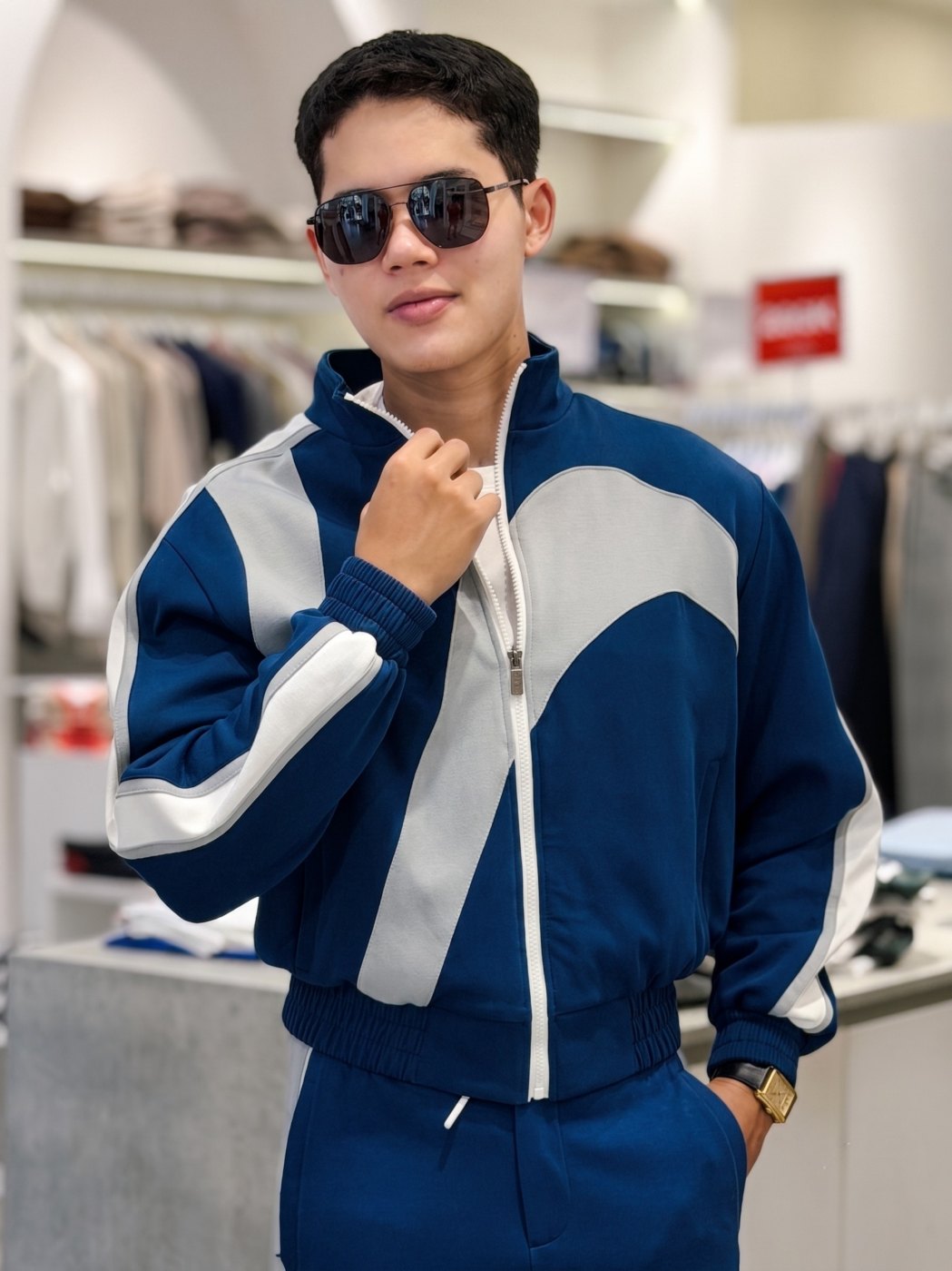 Bộ đồ thể thao màu xanh phối trắng, Ben & Tod Quy Nhơn