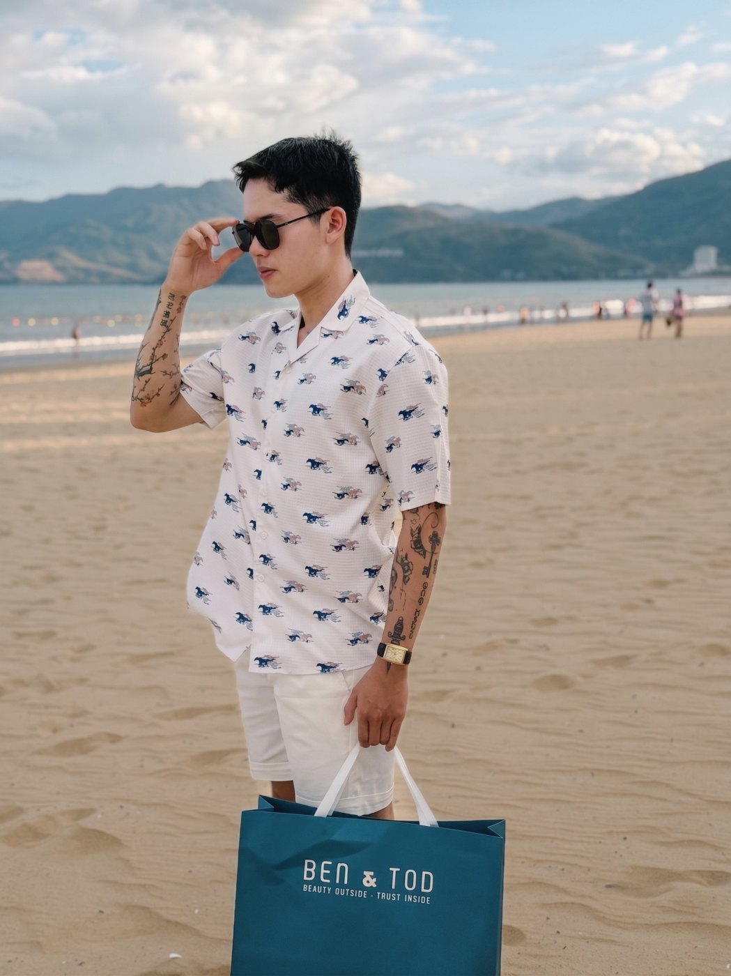 Sơ mi ngắn tay họa tiết nhỏ trên bãi biển Quy Nhơn, Ben & Tod