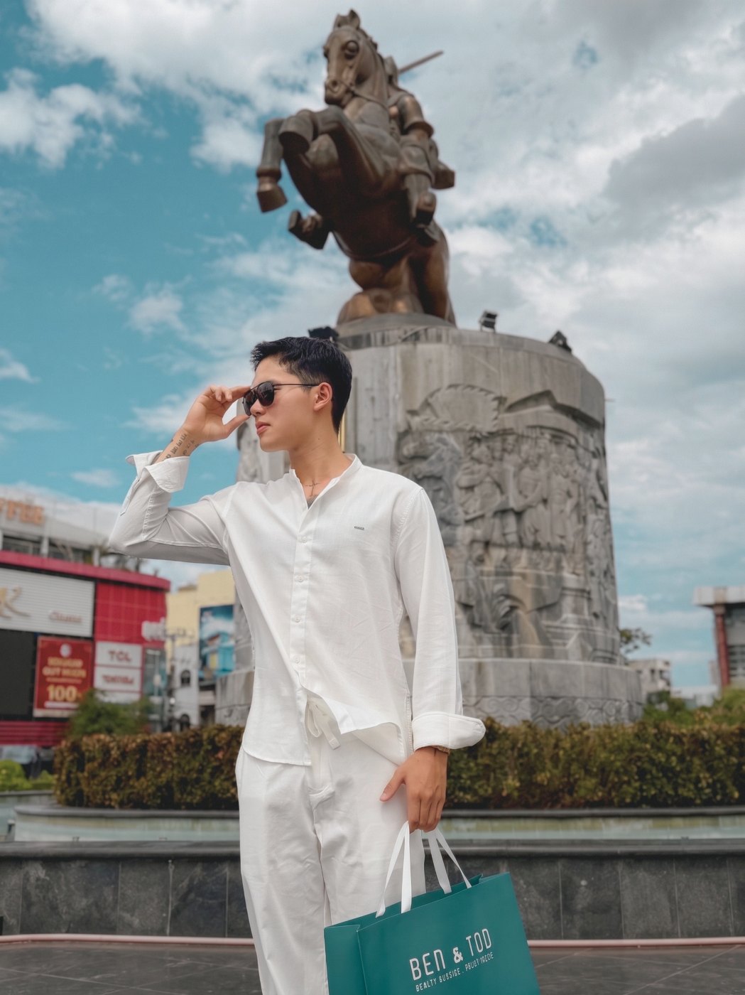 Sơ mi trắng dài tay mặc ngoài quần trắng, Ben & Tod Quy Nhơn